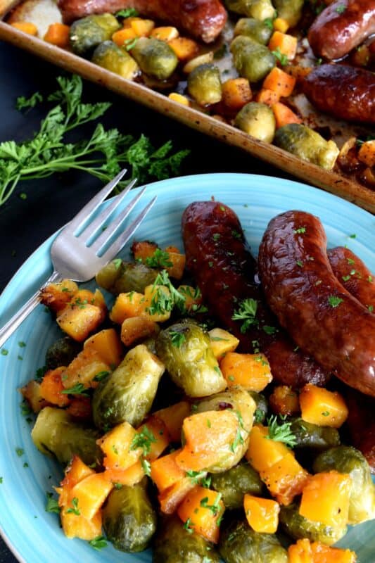 One pan dinners are all the rage, especially one that combines great tasting pork sausage and veggies. Doesn't this look delicious? It takes only 45 minutes to prepare this delicious Sheet Pan Roasted Sausage Dinner! #sheetpan #sausage #dinner #roasted #italian #family