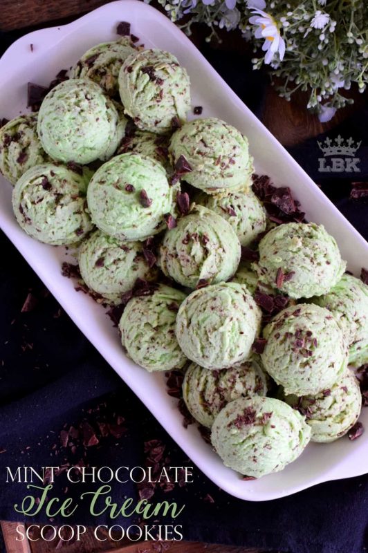 Mint Chocolate Ice Cream Scoop Cookies look just like a cold treat on a hot summer day! They are very easy to make and uses only every day pantry staples!#mint #chocolate #icecream #cookies