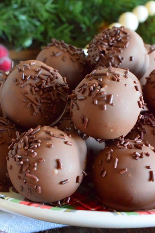 One of the most recognizable, freezer-friendly cakes is the star of this truffle recipe. McCain Cake Truffles are prepared with a chocolate cake and chocolate chips - that's it! How's that for easy and budget friendly? All is takes are those two ingredients to make one of the most moist and dense, chocolaty treat! #christmas #holiday #nobake #mccain #chocolate #chocolatecake #truffles