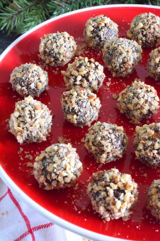 Hazelnut Irish Cream Truffles are decadent, rich, and densely chocolaty. The creaminess and meltiness of the chocolate ganache mixture contrasts very well with the slight saltiness and crunchiness of the toasted hazelnuts. With just a touch of Irish Cream, these truffles are suitable for all ages! #nobake #truffles #christmas #holiday #boozy #chocolate #baileys #irishcream