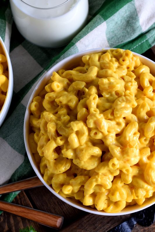 Every Canadian kid, past and present, is familiar with Kraft Dinner. It's what we all call boxed macaroni and cheese! Here's an homemade version that tastes even better than the original! #homemade #KD #kraft #dinner #macandcheese