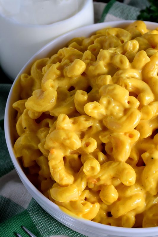 Every Canadian kid, past and present, is familiar with Kraft Dinner. It's what we all call boxed macaroni and cheese! Here's an homemade version that tastes even better than the original! #homemade #KD #kraft #dinner #macandcheese