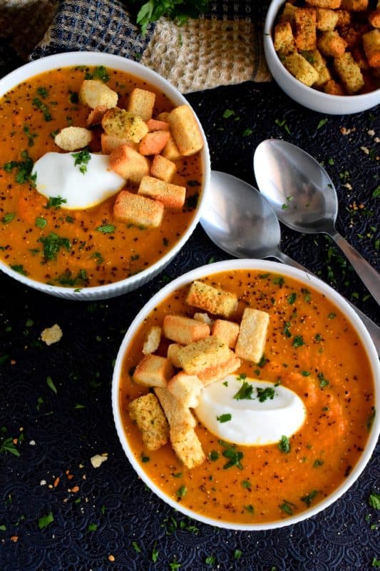 Warm and comforting, Roasted Carrot and Cauliflower Curry Ginger Soup is thick and creamy without the addition of dairy. This is one of those soups that are good for you, but you won't care, because it is just so delicious! #cauliflower #curry #roasted #soup #soupson