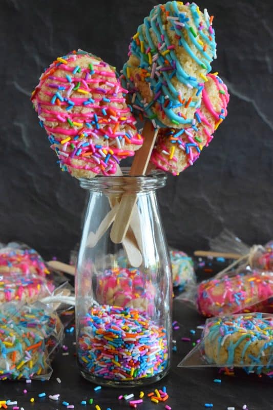 These cute little treats are so easy to make and just in time for Easter! Rice Krispie Treat Popsicles are a no-bake treat with so many decorating options! Choose your base, choose your drizzle colours, and choose your sprinkles. Perfect for kids, but great for adults who like to play with their food too! #ricekrispietreat #ricekrispies #popsicles #nobake #eastertreats #easter