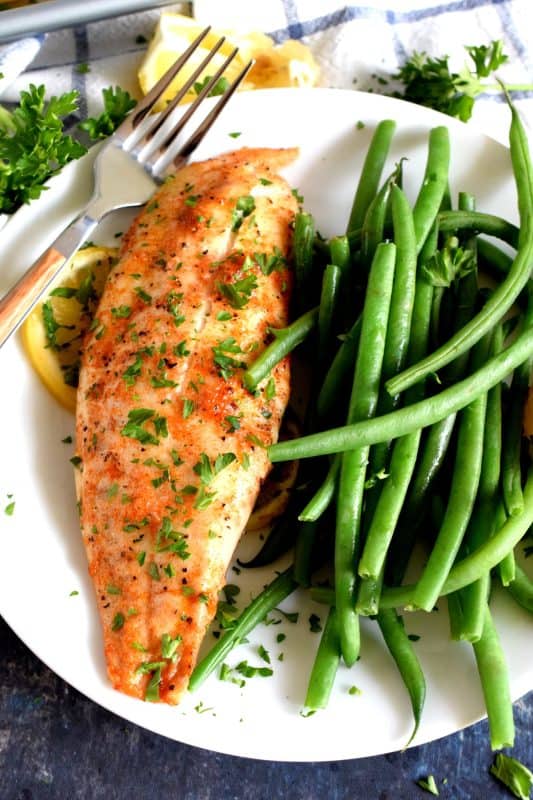 Classic fish recipe ingredients like lemon and garlic come together with the help of sriracha to create a baked tilapia worthy of the highest praise. Boring fish recipes be gone; say hello to Sriracha Lemon Garlic Tilapia! #tilapia #lemongarlic #bakedfish #bakedtilapia
