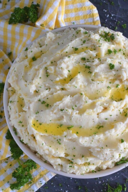 Mashed Potatoes are everyone’s favourite comfort food and side dish, which is what makes it the most common side dish in many homes and on many occasions. But, boring mashed potatoes are a thing of the past! Salt and Vinegar Mashed Potatoes are such a refreshing and welcomed change! Made with malt vinegar and sea salt, these potatoes are a great side for almost any main! #saltandvinegar #mashedpotatoes #potatoes #sides #malt #maltvinegar