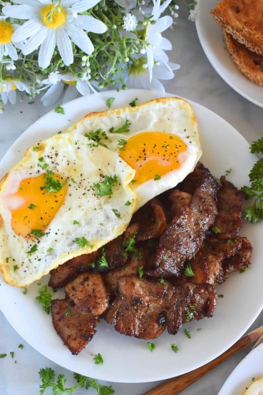 Breakfast Steak and Eggs is most certainly a hearty meal! Most morning routines don't make room for such luxuries, but a weekend breakfast or brunch is a perfect time to indulge in something as delicious as this! Go ahead and prepare the beef the night before. The longer it marinates, the more tender and juicy it will be! #breakfast #steak #steakandeggs #eggs #bigbreakfast #brunch