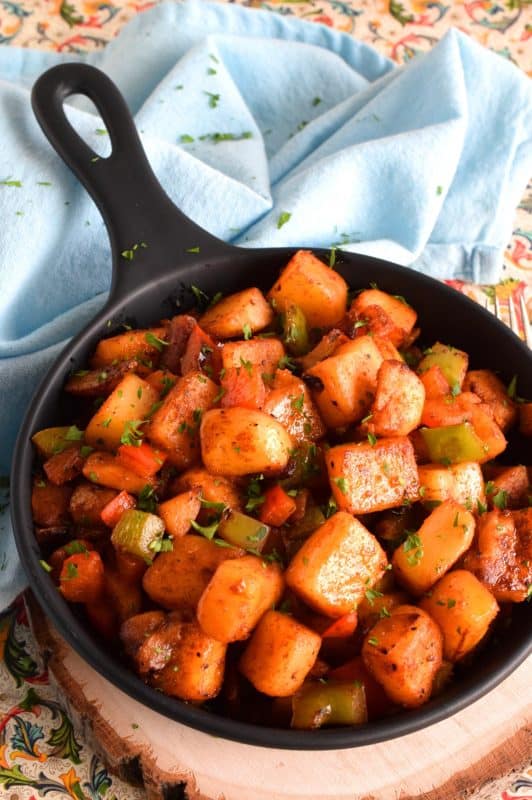 A one-skillet dish to serve a crowd, Potato and Bell Pepper Breakfast Hash is like brunch at your favourite diner, but in the comfort of your own home. Serve as a side, or in individual skillets with an over-easy fried egg on top. Who wouldn't want this for breakfast or brunch? #breakfast #hash #potatoes #skillet #brunch