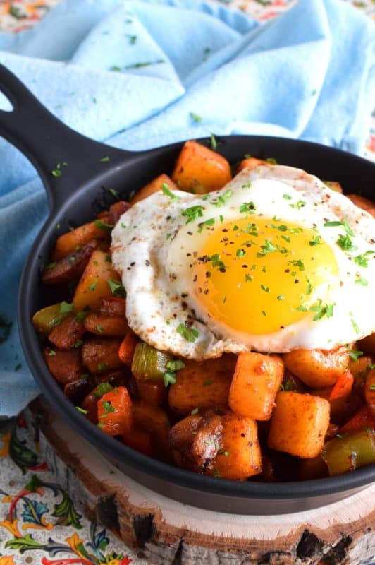 A one-skillet dish to serve a crowd, Potato and Bell Pepper Breakfast Hash is like brunch at your favourite diner, but in the comfort of your own home. Serve as a side, or in individual skillets with an over-easy fried egg on top. Who wouldn't want this for breakfast or brunch? #breakfast #hash #potatoes #skillet #brunch