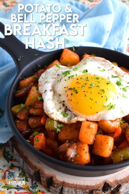 A one-skillet dish to serve a crowd, Potato and Bell Pepper Breakfast Hash is like brunch at your favourite diner, but in the comfort of your own home. Serve as a side, or in individual skillets with an over-easy fried egg on top. Who wouldn't want this for breakfast or brunch? #breakfast #hash #potatoes #skillet #brunch