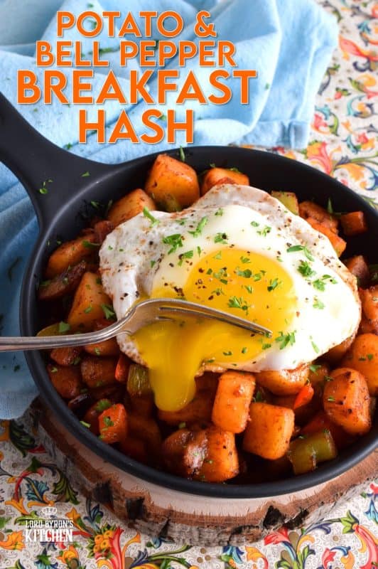 A one-skillet dish to serve a crowd, Potato and Bell Pepper Breakfast Hash is like brunch at your favourite diner, but in the comfort of your own home. Serve as a side, or in individual skillets with an over-easy fried egg on top. Who wouldn't want this for breakfast or brunch? #breakfast #hash #potatoes #skillet #brunch