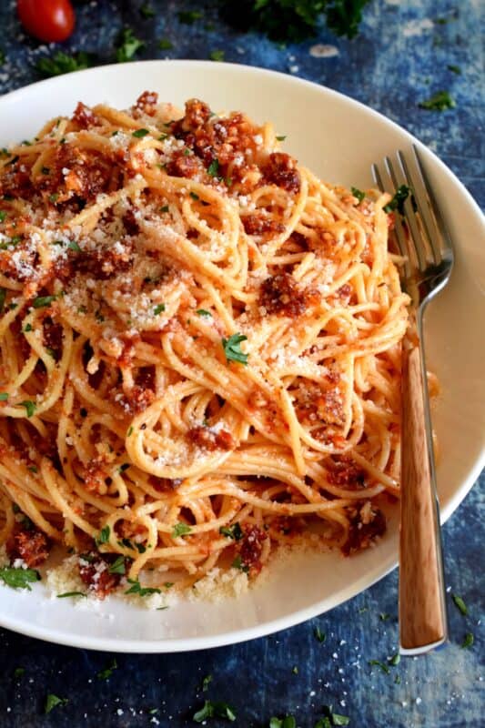 As a great lover of all things pesto, this Almond and Sun Dried Tomato Pesto Pasta earns a spot in my top ten list. It is so simple and easy to make, and super delicious too! The sun dried tomatoes make the pesto both salty and savoury, while the almonds add texture and flavour. #sundriedtomato #pesto #almond #pasta #easydinner