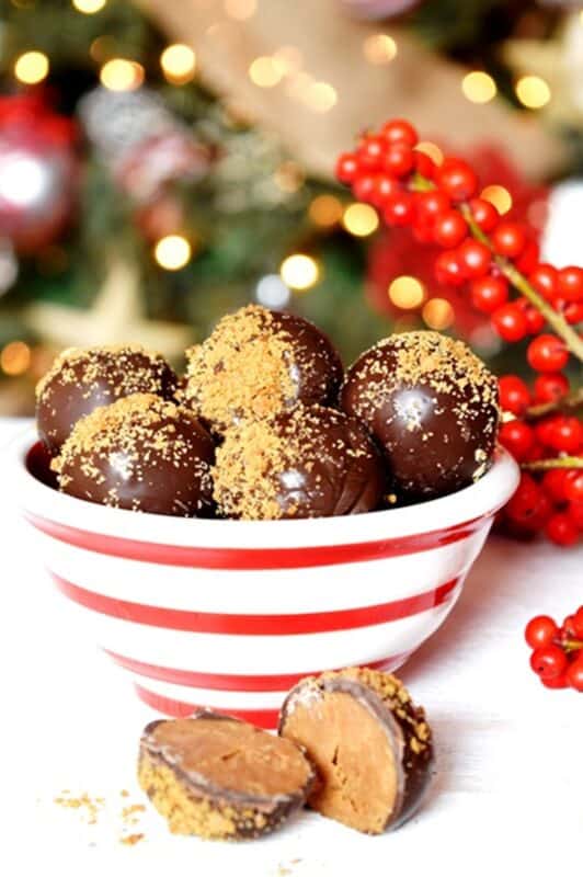 Nothing compares to the warming and comforting taste and smell of gingerbread at Christmastime. These Gingerbread Truffles are the perfect bite-sized treat for sharing. And, they make a perfect bring-along treat to any festive party! #gingerbread #chocolate #truffles #christmas #holiday #baking #cookies