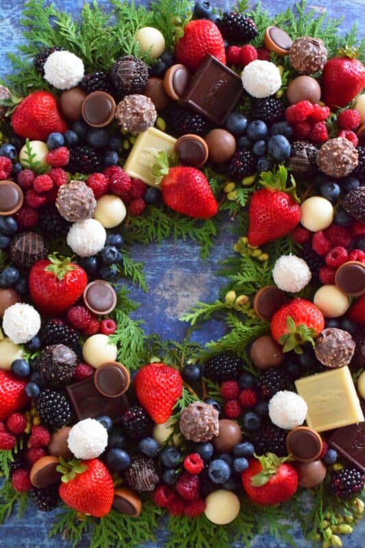 One absolute failproof food pairing is that of really good chocolate and fresh berries. Add this Berry and Chocolate Wreath to your holiday no-bake confections list this Christmas! Buy your favourite chocolates and your family's favourite berries. Assemble this wreath and dig in! #wreath #christmas #holiday #berries #chocolate #truffles #party