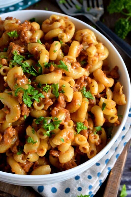 Fast, easy, and delicious, Homemade Hamburger Helper is so easy to make from scratch, that you will never buy the boxed stuff again! Plus, you control the number of preservatives and the amount of sodium! This is a meal you can feel good about serving to your family! #homemade #hamburger #helper #beef #scratch #pasta