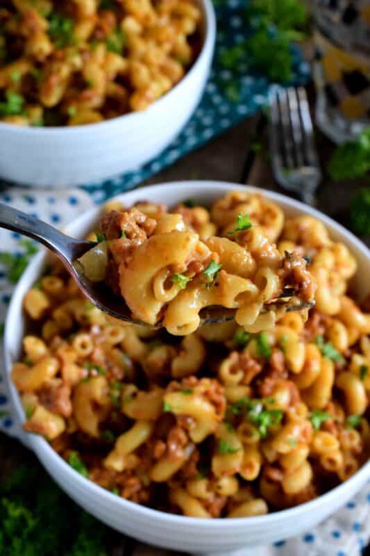 Fast, easy, and delicious, Homemade Hamburger Helper is so easy to make from scratch, that you will never buy the boxed stuff again! Plus, you control the number of preservatives and the amount of sodium! This is a meal you can feel good about serving to your family! #homemade #hamburger #helper #beef #scratch #pasta