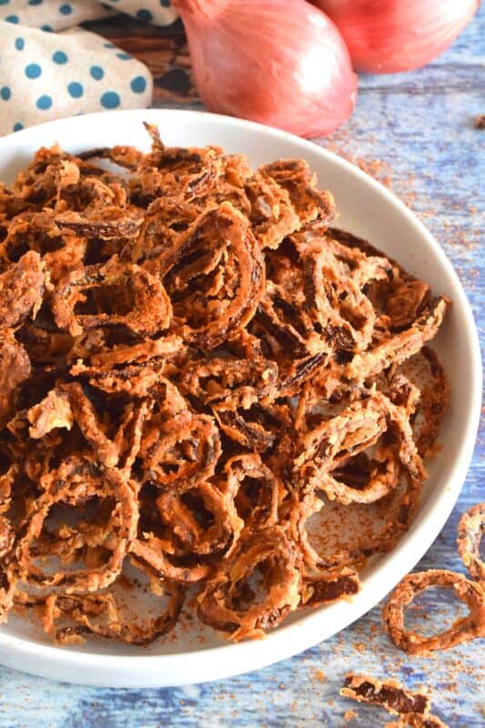Add crunch and flavour to your salads, top your baked potato with texture, or add these to a sandwich or wrap for an even better lunchtime treat! Crunchy Fried Shallots are crispy and seasoned with one of the most underrated seasoning blends. You have got to try this one! #shallots #friedonions #saladtopping #crunchy