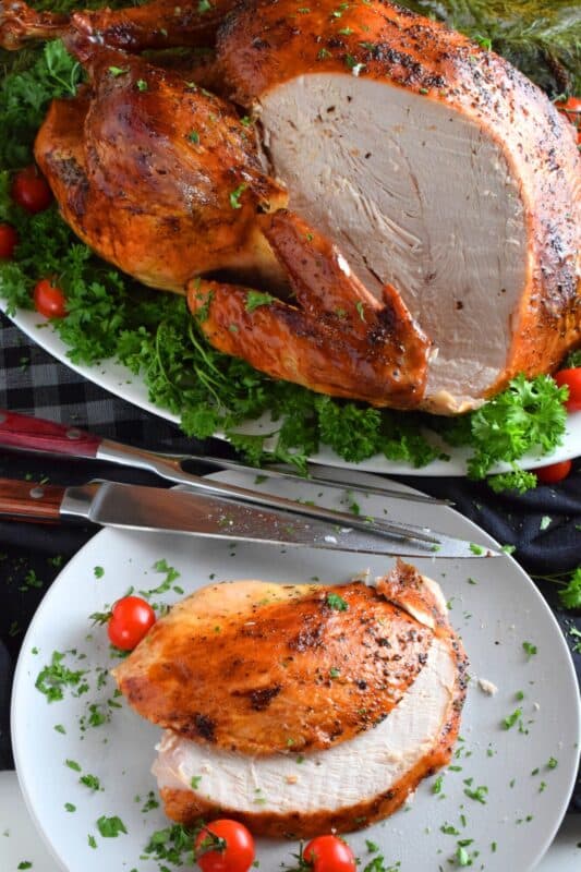 Roasting a whole turkey does not need to be complicated. For a super moist and delicious turkey, you only need 5 ingredients and a little patience. The secret to keeping a turkey from drying out in the oven is butter, and it's so easy! #turkey #roasted #basic #whole #how