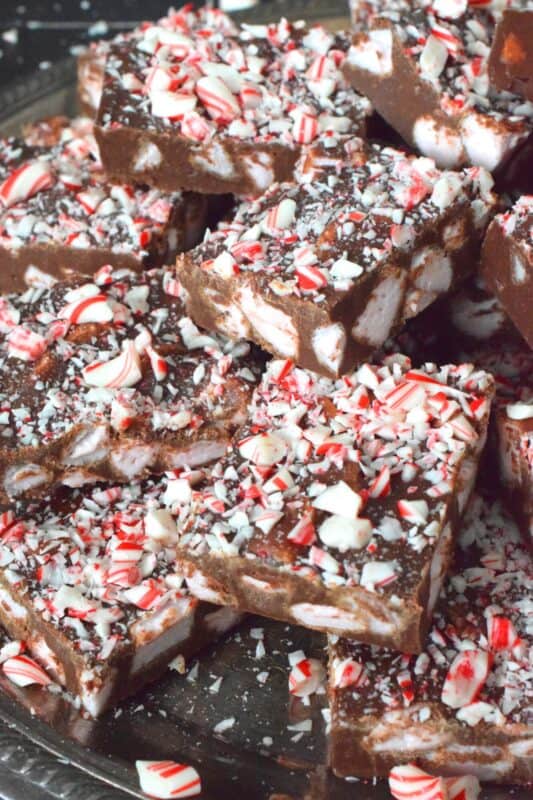 When it comes to no-bake Christmas recipes, you cannot go wrong with Peppermint Marshmallow Squares! They are loaded with chocolate and peppermint-flavoured marshmallows. Along with the peppermint extract and the crushed candy canes on top, these squares are perfect for the extreme peppermint lover! #peppermint #marshmallow #vegan #dandies #christmas #nobake