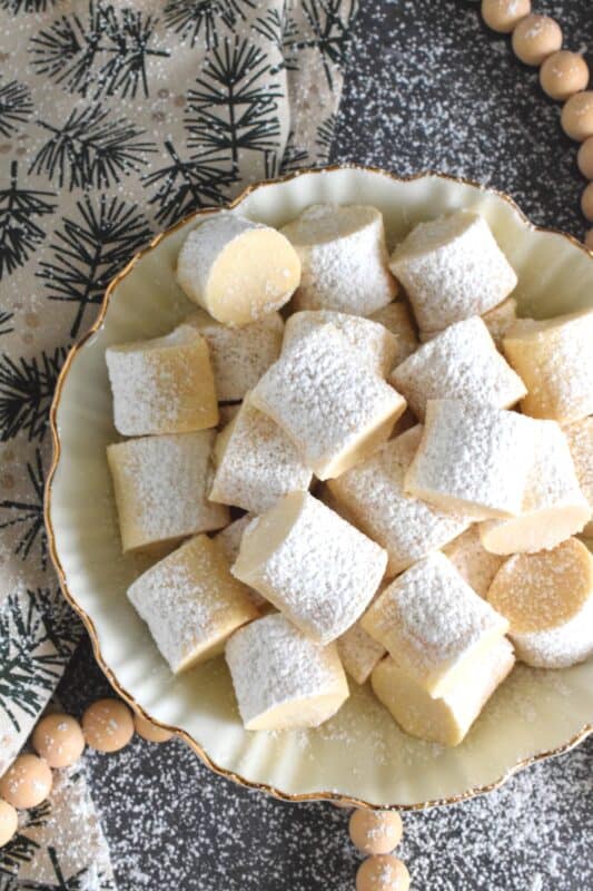 These light and fluffy cookies are prepared with cornstarch, which is what gives them that melt-in-your-mouth texture.  Simply flavoured with a bit of vanilla extract, confectioner's sugar, and butter, Melting Moment Logs are easy to prepare and must be featured in your holiday baking this year! #melting #meltingmoments #cookies #holiday #baking