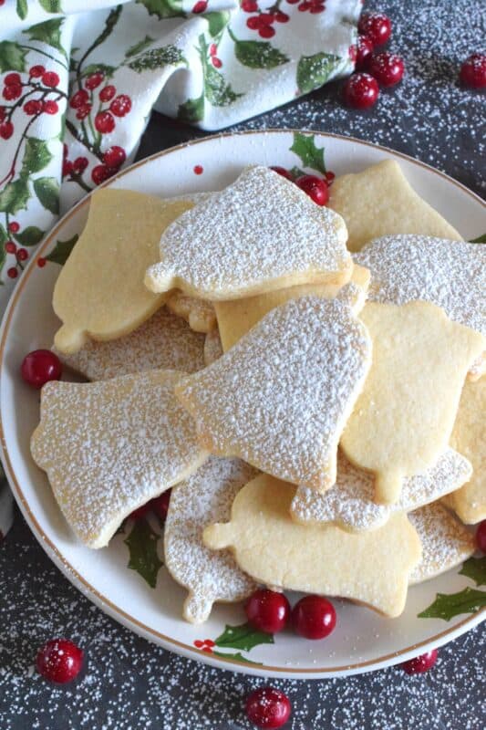 There are some cookies that look bland and basic, yet they taste like the most marvelous thing you've ever put in your mouth; Italian Almond Cookies are a perfect example. It's the almond flour that gives these cookies so much texture. And, the almond extract is where most of the fruity flavour comes from. You have to try these! #italian #cookies #almond #christmas