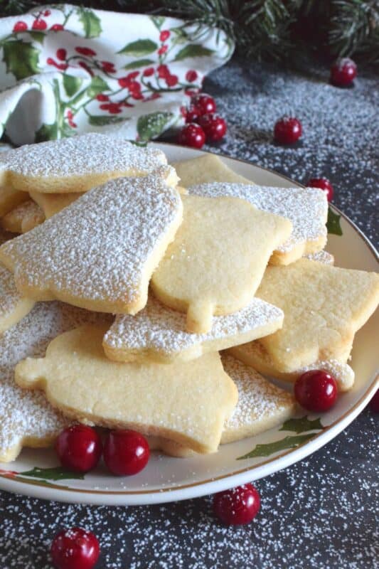 There are some cookies that look bland and basic, yet they taste like the most marvelous thing you've ever put in your mouth; Italian Almond Cookies are a perfect example. It's the almond flour that gives these cookies so much texture. And, the almond extract is where most of the fruity flavour comes from. You have to try these! #italian #cookies #almond #christmas