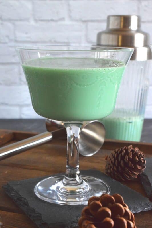 This is one of those cocktails that taste like a dessert. Prepared with mint and chocolate flavours, this smooth Mistletoe Kiss Cocktail goes down easy! #cocktail #drinks #holiday #chocolate #menthe