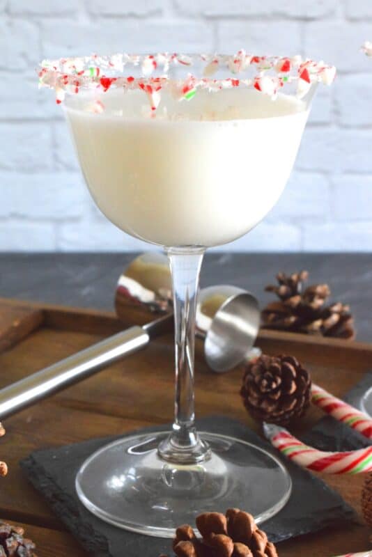 If you love candy canes and peppermint, this White Peppermint Martini cocktail is for you! Prepared with white chocolate liqueur, creme de cacao, and peppermint schnapps, this drink is simply phenomenal! #drinks #cocktails #peppermint #schnapps