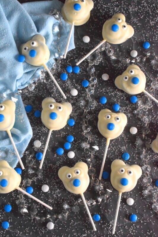 These adorable Oreo Polar Bear Pops are such a delight to make! This assembly-type recipe comes together quite easily and is a perfect holiday treat for the whole family, so get your kids involved too! No baking required; all you need to do is melt the chocolate and you're ready to go! #oreo #pops #polarbear #treat