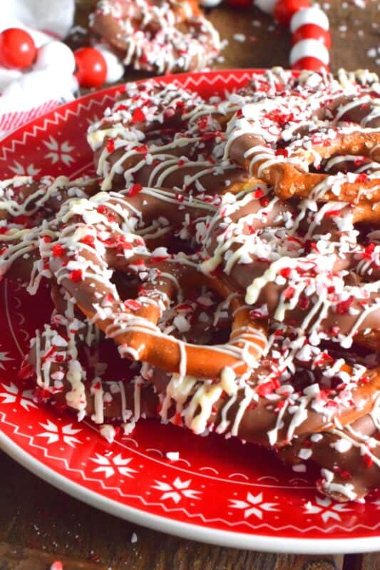 The combination of salt and chocolate has always been one of the best! In this quick and easy treat recipe, salted pretzels are dipped in melted chocolate and topped with crushed peppermint candy canes. They're super easy to make and can be packaged up for gifts as well. #candycane #pretzels #peppermint