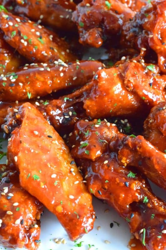 An all-time favourite ingredient combination, which is honey and garlic, is combined with spicy Korean gochujang and salty soy sauce. The result is a sweet, sticky, and slightly spicy chicken wing recipe that is absolutely phenomenal! If you are a wing lover, you just gotta try these! #wings #honeygarlic #gochujang #korean