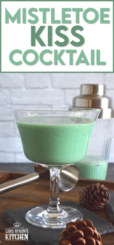 This is one of those cocktails that taste like a dessert. Prepared with mint and chocolate flavours, this smooth Mistletoe Kiss Cocktail goes down easy! #cocktail #drinks #holiday #chocolate #menthe
