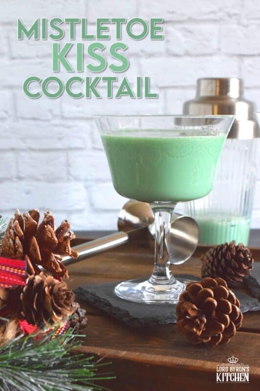 This is one of those cocktails that taste like a dessert. Prepared with mint and chocolate flavours, this smooth Mistletoe Kiss Cocktail goes down easy! #cocktail #drinks #holiday #chocolate #menthe