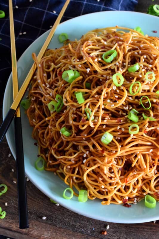 A quick and easy Asian noodle side dish, Garlic Sesame Lo Mein is loaded with classic garlic and ginger flavour, as well as nutty toasted sesame seeds. Make it as spicy or as mild as you want with dried red chilies! #Asian #garlic #sesame #noodles #lomein #mein #Chinese #homemade