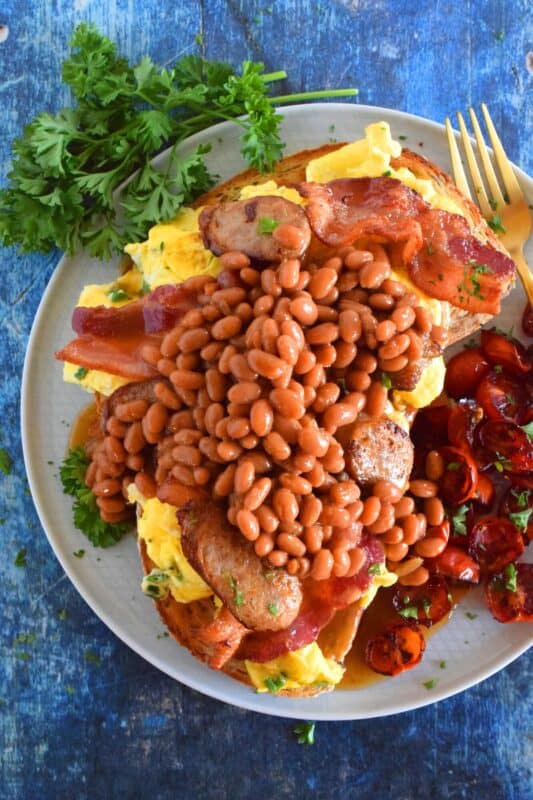 Traditions are wonderful, but who says you can’t create your own? English Breakfast on Toast breaks down the long-lived, hearty English breakfast into a manageable and delicious work of art. It has all of the components, but showcased in a new and inventive light; are you hungry enough to give it a shot!? #BushsBeans #IC #ad #englishbreakfast #beansontoast #bakedbeans #bigbreakfast #cannedbeans