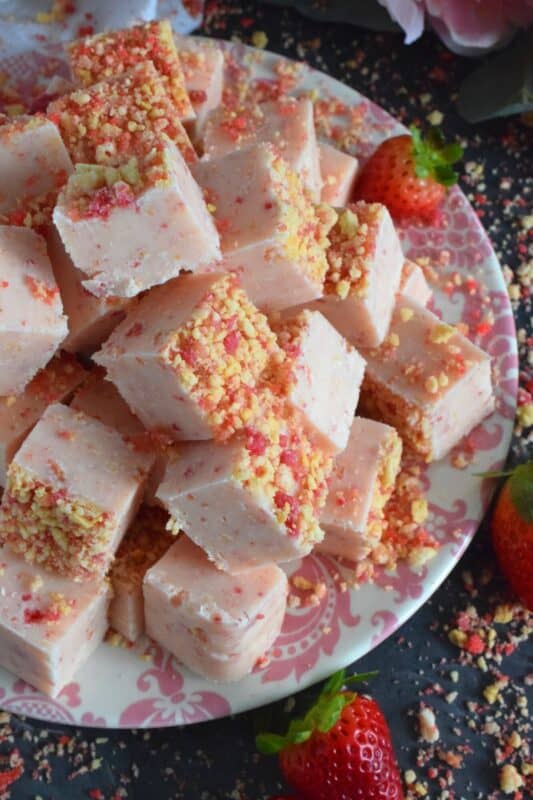 This no-bake fudge recipe is packed full of homemade strawberry shortcake crumbs. Made with melted white chocolate, Strawberry Shortcake Fudge is super easy and fast to make and tastes delicious too! Perfect for sharing with your favourite valentines! #strawberry #shortcake #fudge #nobake #valentine