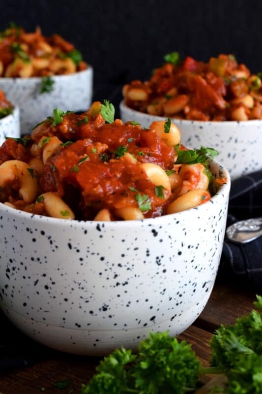 Hearty ground beef and pasta are the main ingredients in this Easy Old Fashioned Goulash. This version is loaded with peppers and tomatoes too, making it a completely nutritious meal! Classic American goulash never tasted so good! #goulash #oldfashioned #pasta #chopsuey #80srecipes
