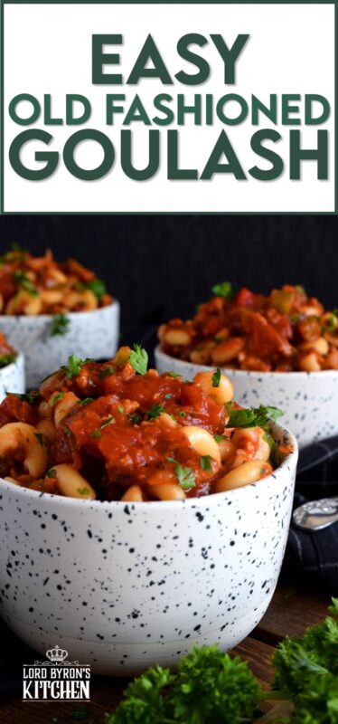 Hearty ground beef and pasta are the main ingredients in this Easy Old Fashioned Goulash. This version is loaded with peppers and tomatoes too, making it a completely nutritious meal! Classic American goulash never tasted so good! #goulash #oldfashioned #pasta #chopsuey #80srecipes