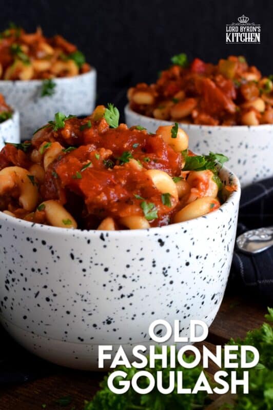Hearty ground beef and pasta are the main ingredients in this Easy Old Fashioned Goulash. This version is loaded with peppers and tomatoes too, making it a completely nutritious meal! Classic American goulash never tasted so good! #goulash #oldfashioned #pasta #chopsuey #80srecipes