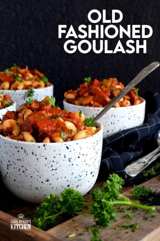Hearty ground beef and pasta are the main ingredients in this Easy Old Fashioned Goulash. This version is loaded with peppers and tomatoes too, making it a completely nutritious meal! Classic American goulash never tasted so good! #goulash #oldfashioned #pasta #chopsuey #80srecipes