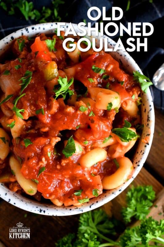 Hearty ground beef and pasta are the main ingredients in this Easy Old Fashioned Goulash. This version is loaded with peppers and tomatoes too, making it a completely nutritious meal! Classic American goulash never tasted so good! #goulash #oldfashioned #pasta #chopsuey #80srecipes