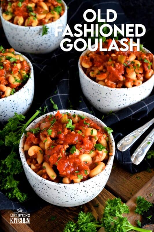 Hearty ground beef and pasta are the main ingredients in this Easy Old Fashioned Goulash. This version is loaded with peppers and tomatoes too, making it a completely nutritious meal! Classic American goulash never tasted so good! #goulash #oldfashioned #pasta #chopsuey #80srecipes