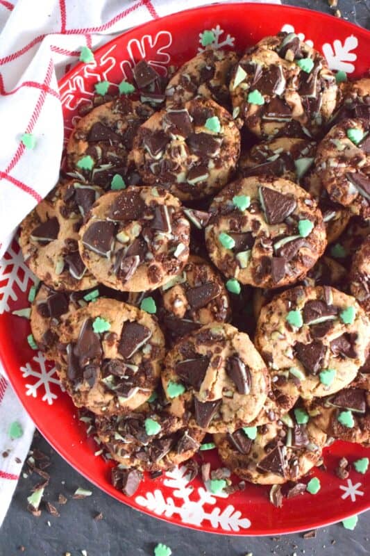 Mint lovers gather around! There couldn't possibly be any more mint flavour in these cookies! Andes Mint Chocolate Cookies are prepared with both creme de menthe baking chips and chocolates, as well as mint extract. This just might be the best holiday cookie ever! #andes #cookies #chocolate #mint