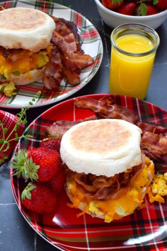 English muffins are full of nooks and crannies which is great for holding on to melted cheese! Prepared with scrambled eggs, sauteed veggies, and of course cheese, these English Muffin Breakfast Sandwiches are totally worth waking up early for! #christmas #breakfast #mcmuffin #sandwich