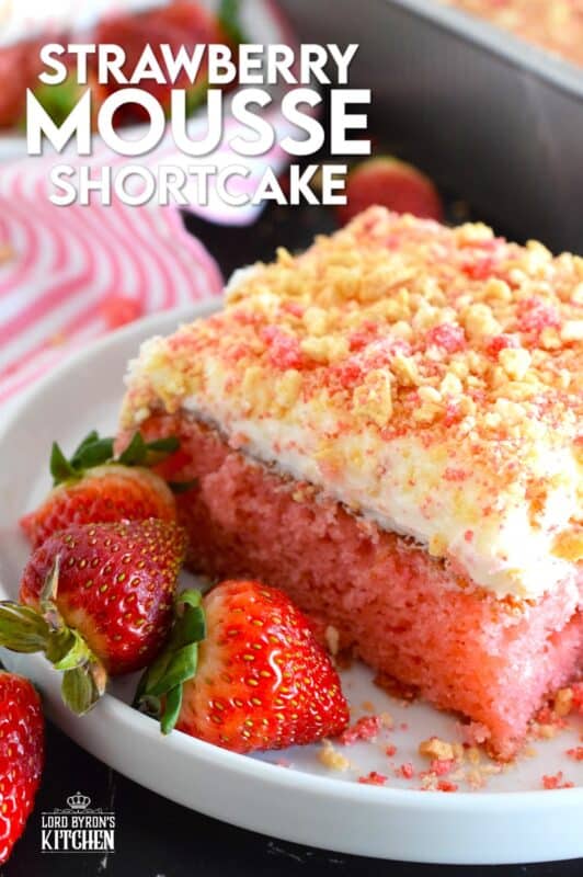 This light and fluffy cake is super flavourful! Prepared with a boxed strawberry mousse mix and a cream cheese frosting, Strawberry Mousse Shortcake is topped with homemade strawberry shortcake crumbs which help to make it the most deliciously nostalgic flavour combination! #strawberry #shortcake #mousse #crumbs #cake