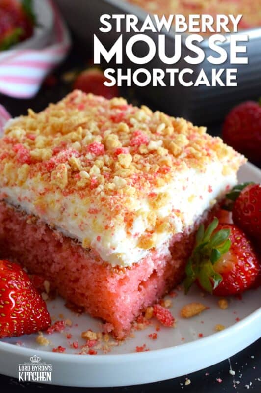 This light and fluffy cake is super flavourful! Prepared with a boxed strawberry mousse mix and a cream cheese frosting, Strawberry Mousse Shortcake is topped with homemade strawberry shortcake crumbs which help to make it the most deliciously nostalgic flavour combination! #strawberry #shortcake #mousse #crumbs #cake