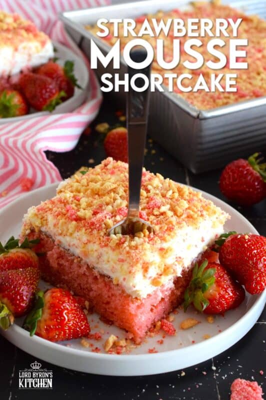 This light and fluffy cake is super flavourful! Prepared with a boxed strawberry mousse mix and a cream cheese frosting, Strawberry Mousse Shortcake is topped with homemade strawberry shortcake crumbs which help to make it the most deliciously nostalgic flavour combination! #strawberry #shortcake #mousse #crumbs #cake