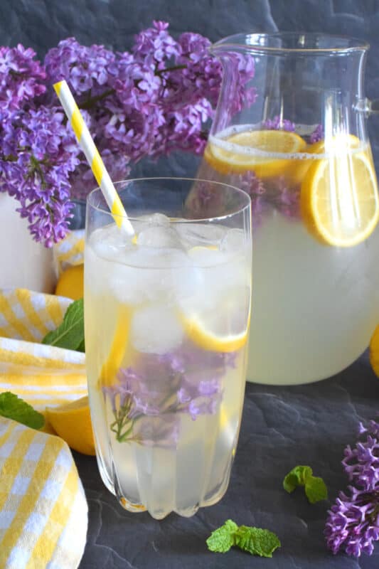 There’s nothing like the taste of perfectly sweet, tart and aromatic homemade Lilac Blossom Lemonade on a hot summer day. Prepared with lots of freshly squeezed lemon juice and an easy-to-prepare lilac-infused granulated sugar, this drink is sure to quench your thirst and wake up your senses! #lilac #flowers #blossom #recipes #lemon #lemonade
