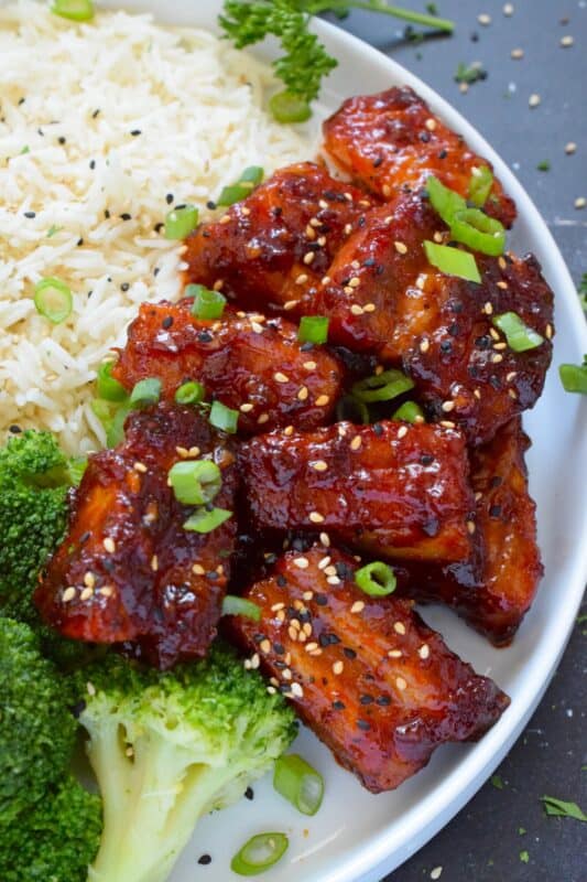 These bite-sized morsels of pork are so quick and easy to prepare! In less than 60 minutes, you can have these delicious Korean Pork Belly Bites on your dinner plate! Prepared with fresh garlic and ginger, and garnished with sliced green onions, expect an explosion of flavour here! #korean #gochujang #porkbelly #pork #oven #asian #sauce