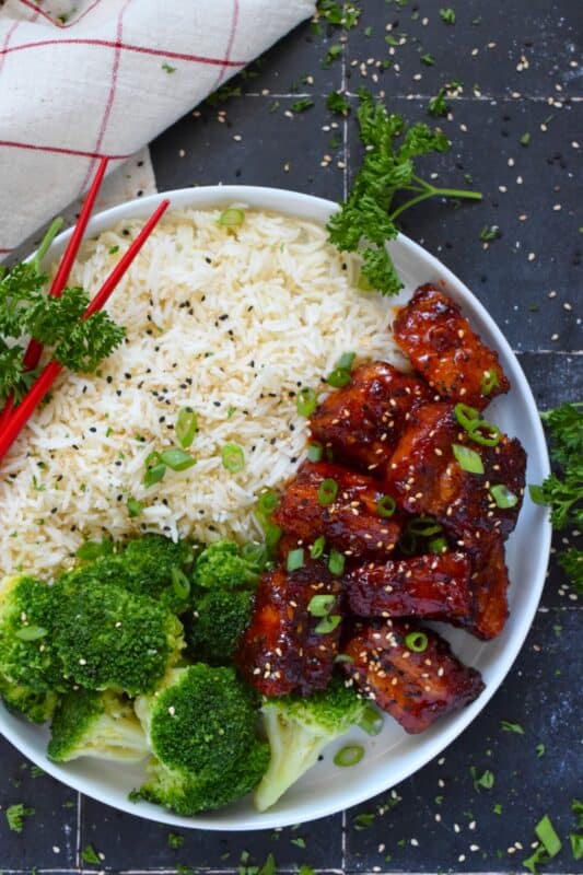 These bite-sized morsels of pork are so quick and easy to prepare! In less than 60 minutes, you can have these delicious Korean Pork Belly Bites on your dinner plate! Prepared with fresh garlic and ginger, and garnished with sliced green onions, expect an explosion of flavour here! #korean #gochujang #porkbelly #pork #oven #asian #sauce